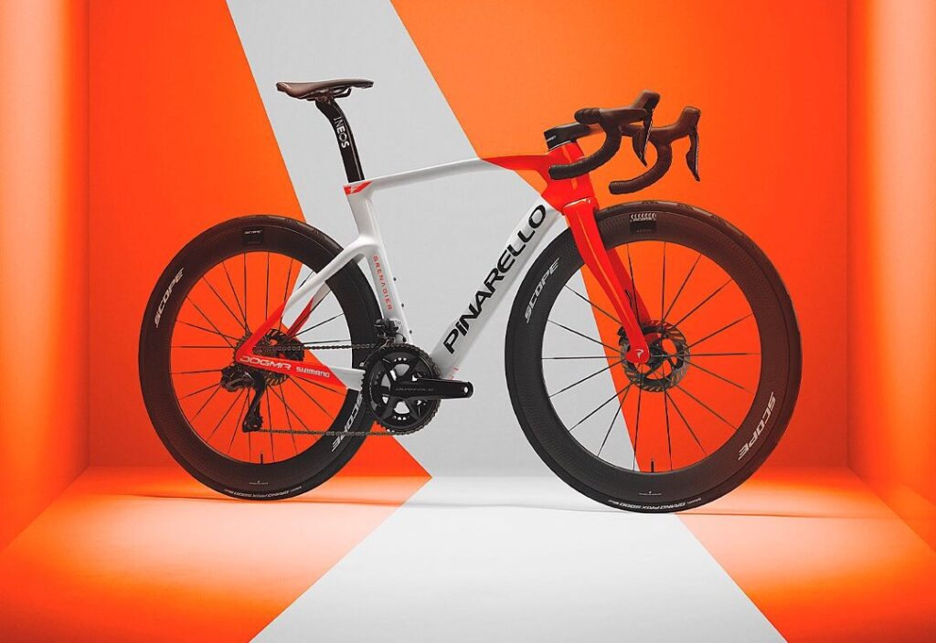 INEOS Grenadiers d&eacute;voile son nouveau Pinarello pour 2026