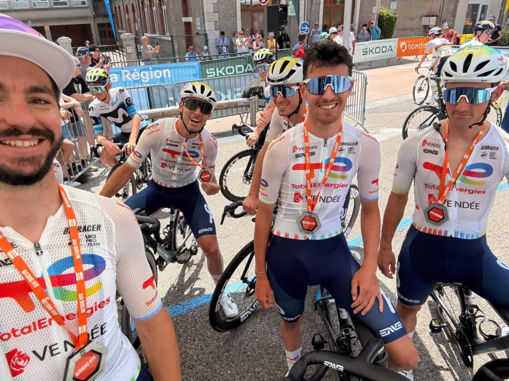 Les 22 &eacute;quipes engag&eacute;es au Tour Auvergne-Rh&ocirc;ne-Alpes 2026 : TotalEnergies et Caja Rural invit&eacute;es