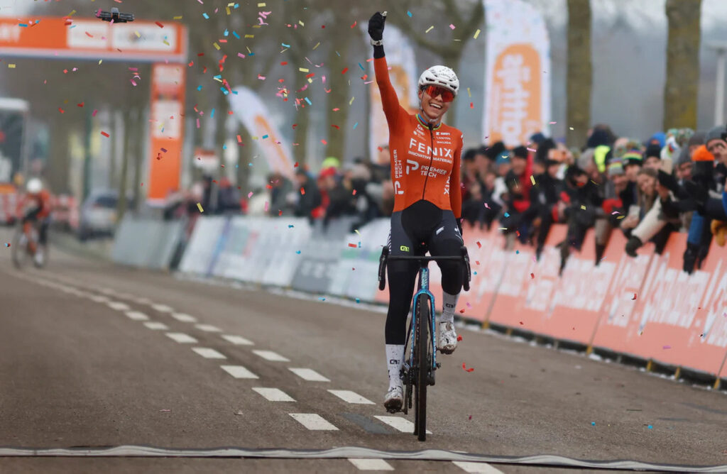 Ceylin Alvarado sacr&eacute;e championne des Pays-Bas 2026 de cyclo-cross, Lucinda Brand 3e !
