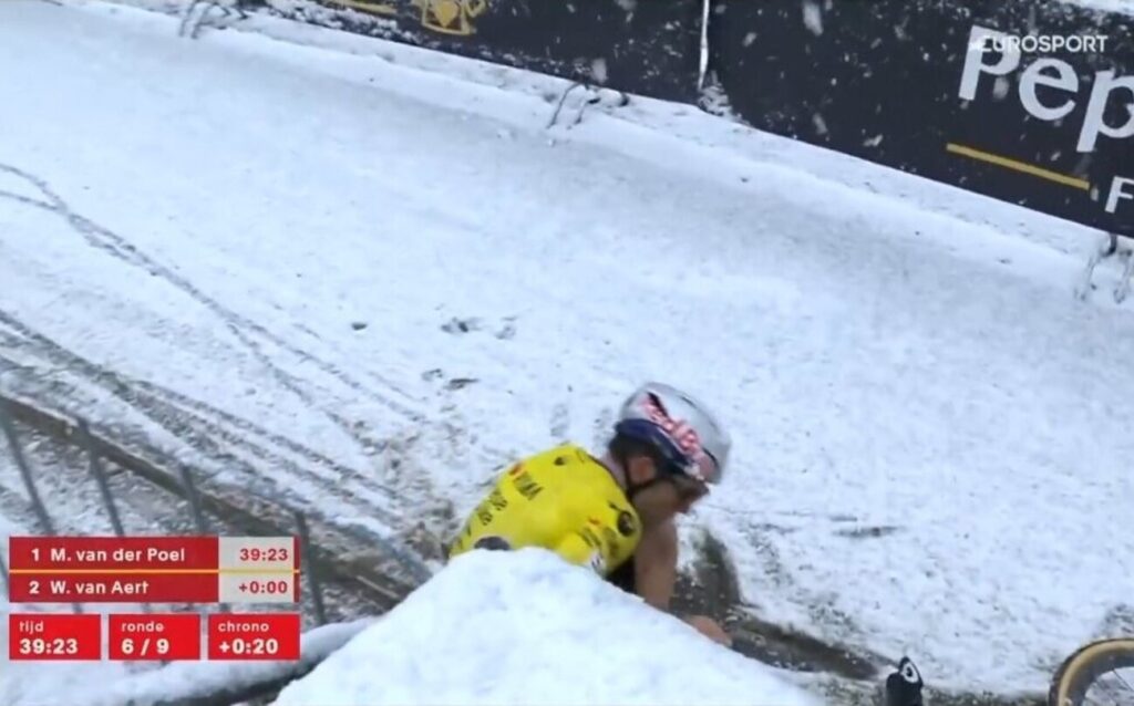 Grosses craintes pour Wout van Aert victime d&rsquo;une lourde chute lors de l&rsquo;Exact Cross 2025-2026 de Mol et contraint &agrave; l&rsquo;abandon (vid&eacute;o)