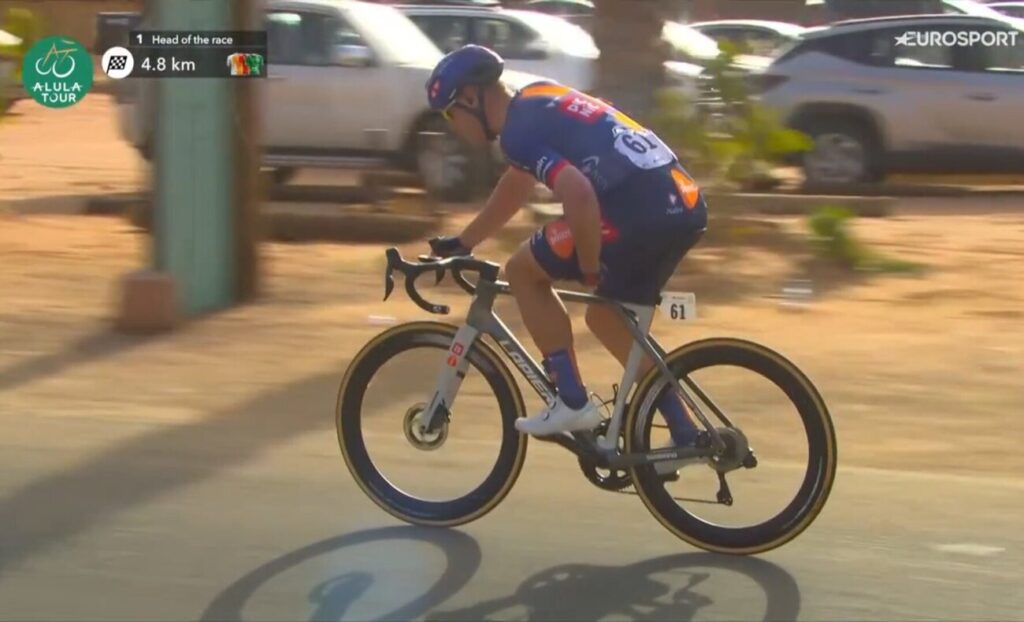 Des crampes emp&ecirc;chent Fabio Jakobsen de d&eacute;fendre ses chances lors de la 2e &eacute;tape de l&rsquo;AlUla Tour 2026 (Vid&eacute;o)