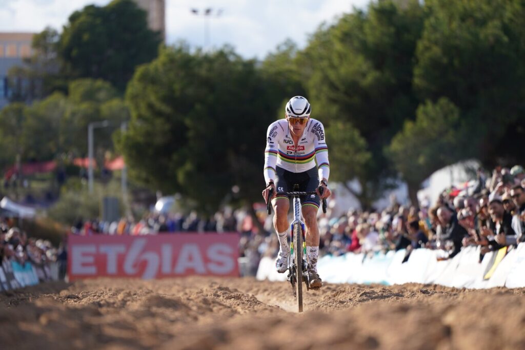 Mathieu van der Poel chambre la concurrence apr&egrave;s sa d&eacute;monstration &agrave; Benidorm