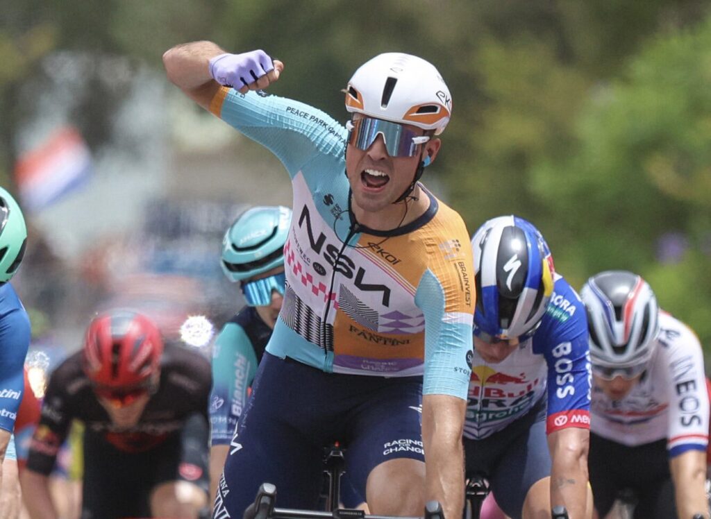 Ethan Vernon s&rsquo;offre la 4e &eacute;tape du Tour Down Under 2026, amput&eacute;e de Willunga Hill
