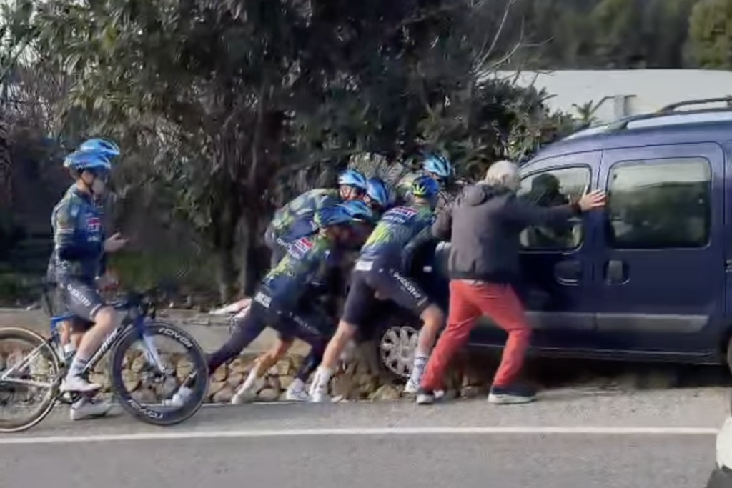 Quand les coureurs de Soudal Quick-Step aident un automobiliste accident&eacute; (vid&eacute;o)