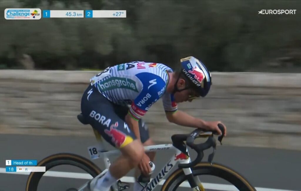 DIRECT : Remco Evenepoel attaque en solitaire &agrave; 55 km de l&rsquo;arriv&eacute;e du Trofeo Serra Tramuntana 2026 ! (Vid&eacute;o)