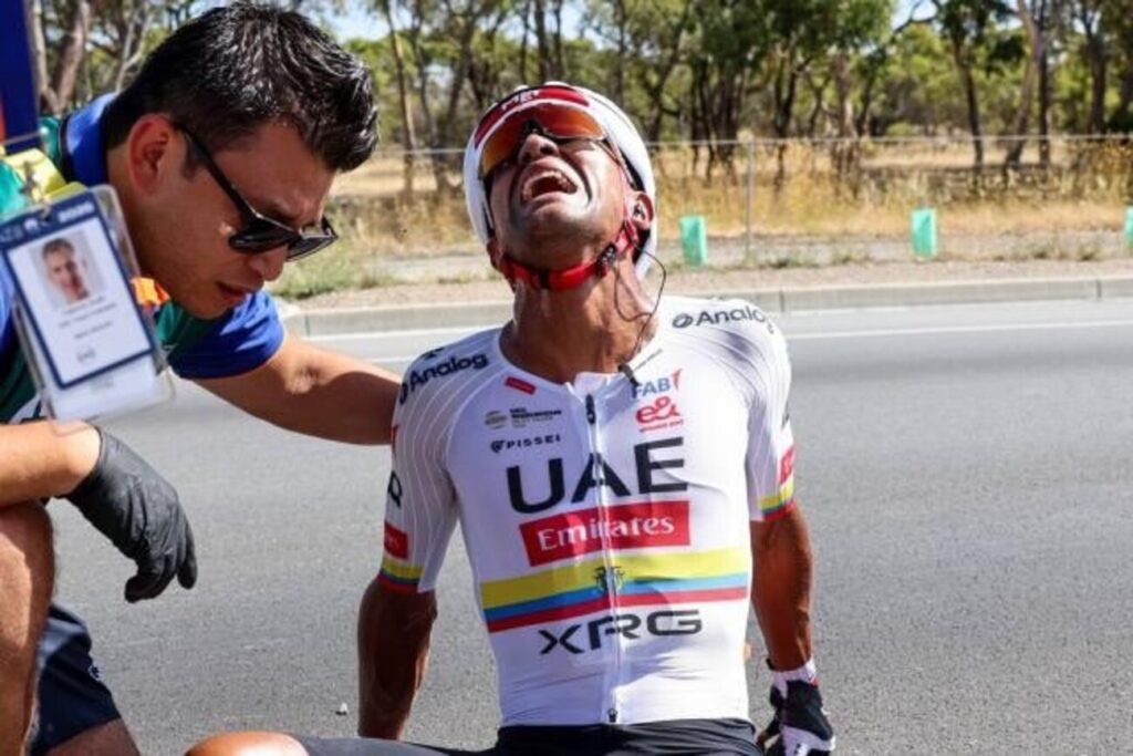 Jhonatan Narv&aacute;ez s&eacute;rieusement bless&eacute; sur le Tour Down Under 2026, plusieurs vert&egrave;bres fractur&eacute;es