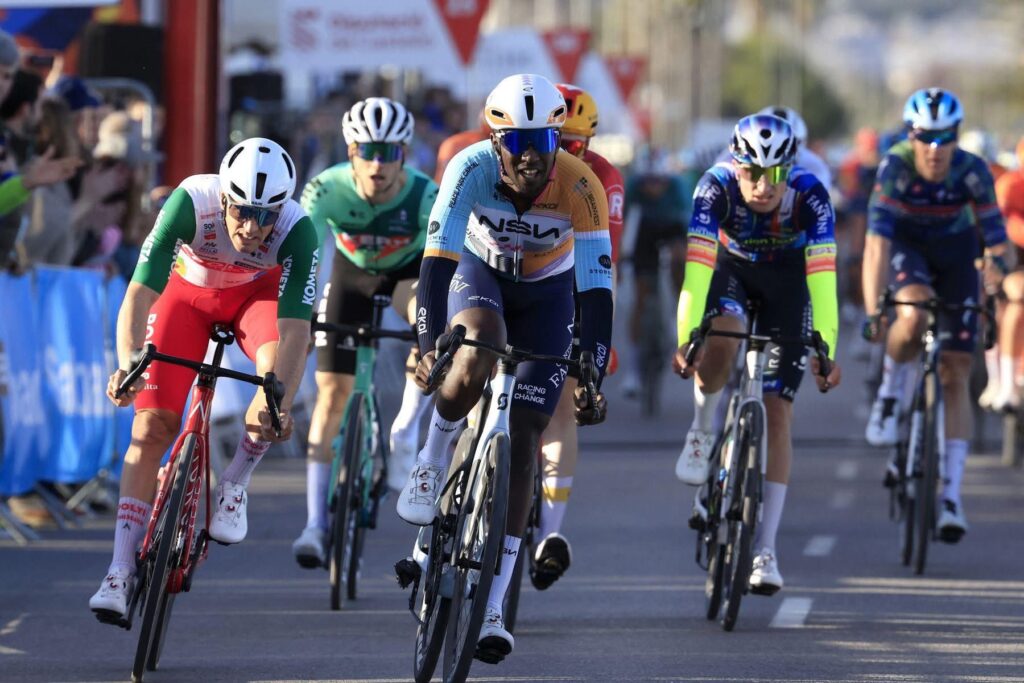 Biniam Girmay au jet&eacute; de v&eacute;lo sur la 1e &eacute;tape du Tour de Valence 2026