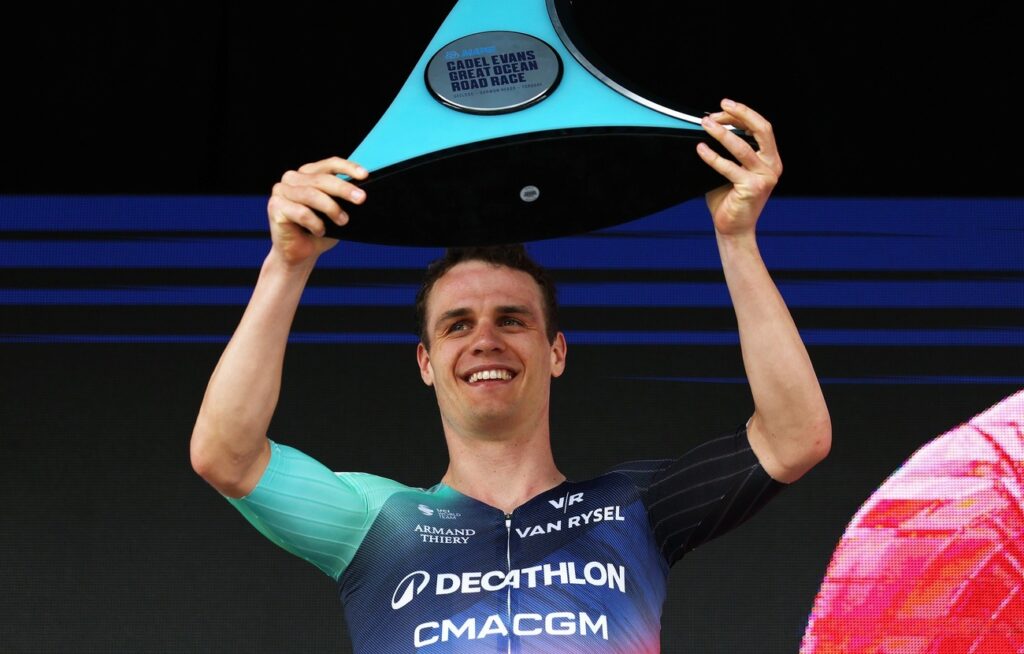 Decathlon CMA CGM avec plusieurs cartes &agrave; jouer au d&eacute;part de l&rsquo;Omloop Het Nieuwsblad 2026