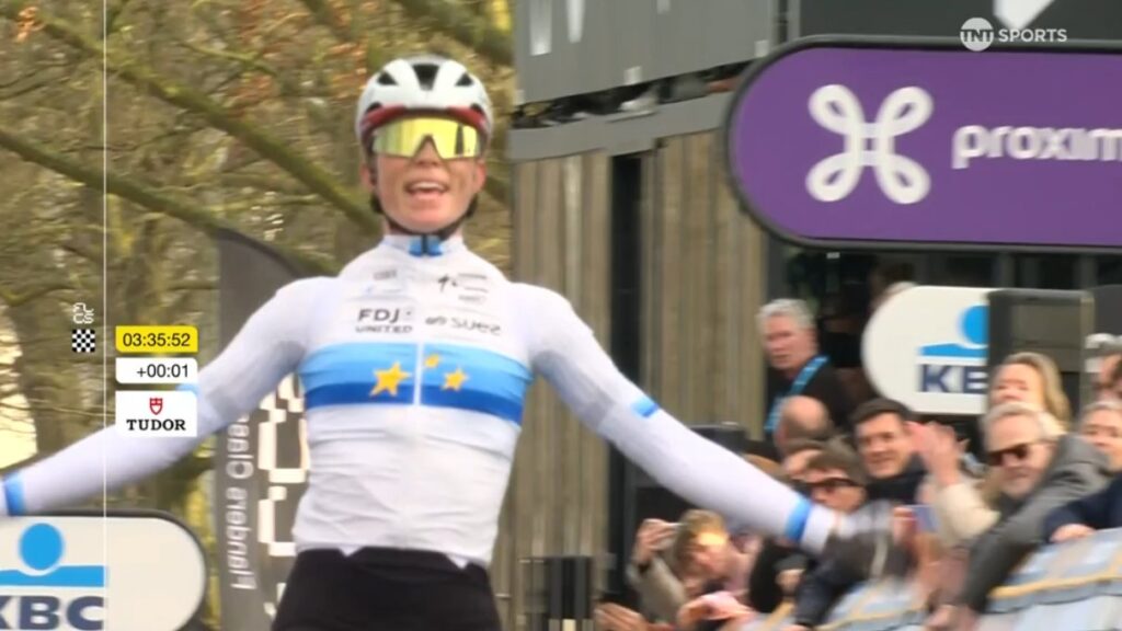 Demi Vollering s&rsquo;impose dans un sprint &agrave; deux sur le Omloop Nieuwsblad 2026