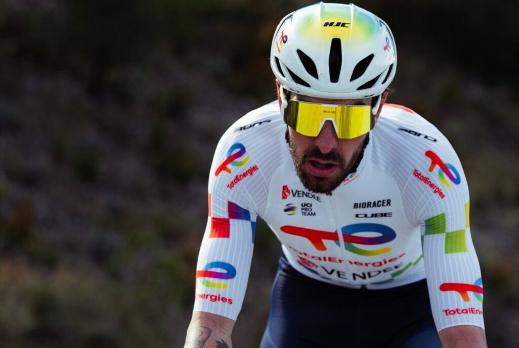 DIRECT : 10 coureurs en t&ecirc;te de la 3e &eacute;tape de l&rsquo;&Eacute;toile de Bess&egrave;ges 2026 dont 5 Fran&ccedil;ais !