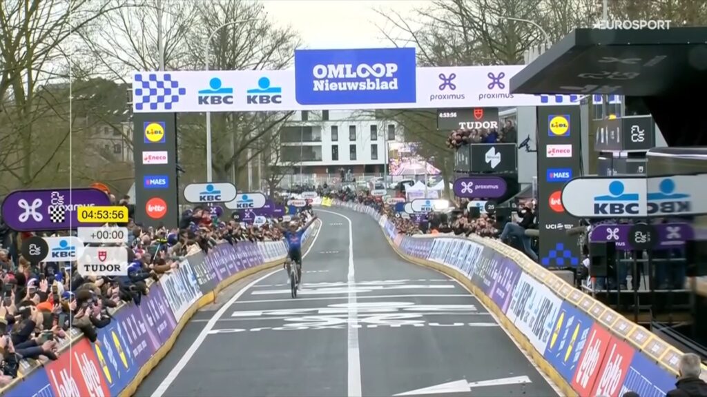 Mathieu van der Poel d&rsquo;entr&eacute;e de jeu sur le Omloop Nieuwsblad 2026