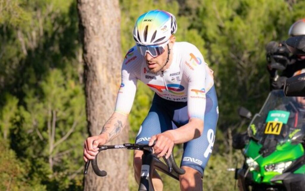DIRECT : Apr&egrave;s un d&eacute;but de course chaotique, 5 hommes prennent le large sur l&rsquo;Omloop Het Nieuwsblad 2026, dont 3 Fran&ccedil;ais !