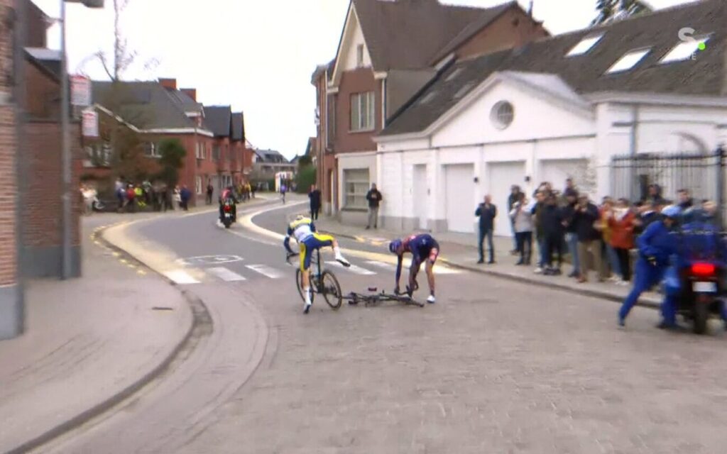 DIRECT : La 1&egrave;re &eacute;chapp&eacute;e de l&rsquo;Omloop Het Nieuwsblad 2026 part &agrave; la faute ! Un seul homme &agrave; l&rsquo;avant de la course !