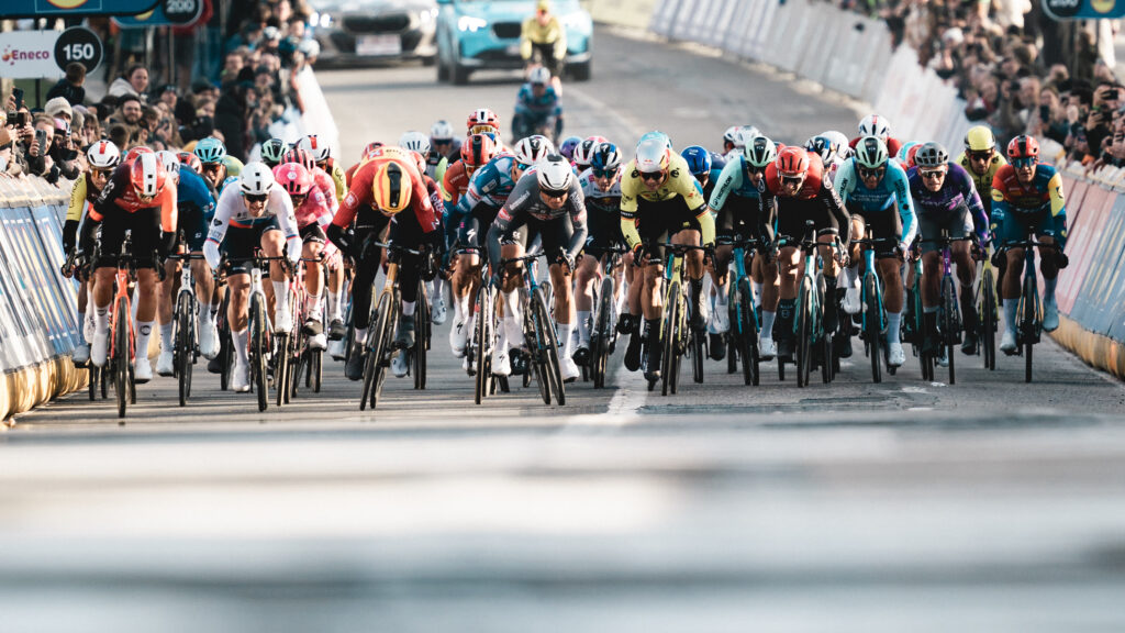 La liste des coureurs engag&eacute;s et des favoris &agrave; l&rsquo;Omloop Het Nieuwsblad 2026