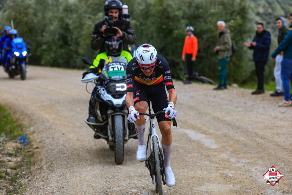 Mathieu van der Poel au d&eacute;part de l&rsquo;Omloop Het Nieuwsblad 2026 ? Tim Wellens s&rsquo;en r&eacute;jouit !