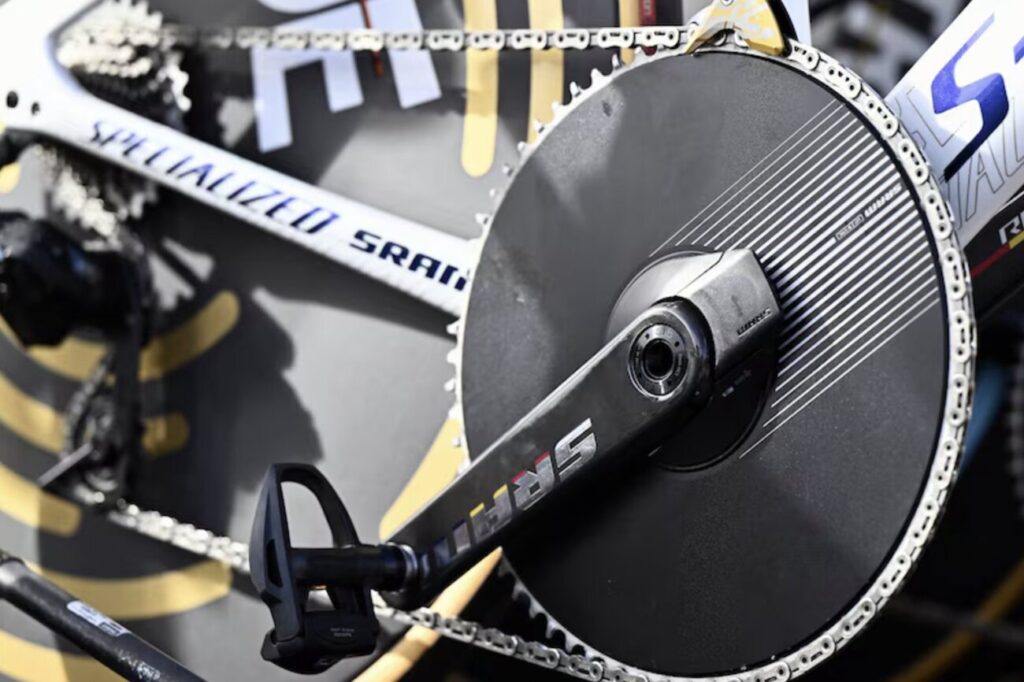 Le plateau hors normes de 64 dents de Remco Evenepoel au d&eacute;part de la 2e &eacute;tape du Tour de Valence 2026 !