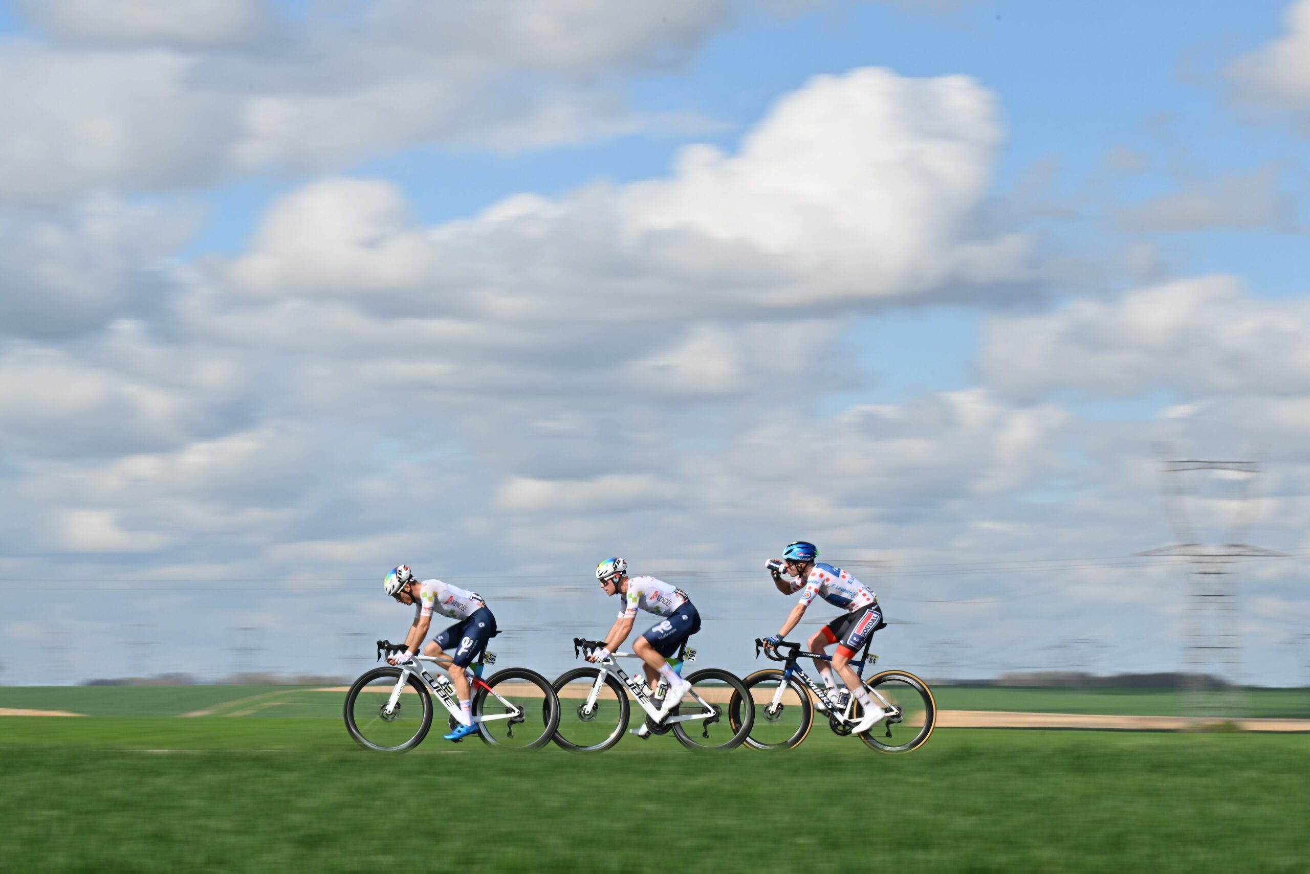 Cyclisme actu - DIRECT : 3 coureurs ouvrent la route sur la 2e &eacute;tape de Paris-Nice 2026 dont deux Fran&ccedil;ais