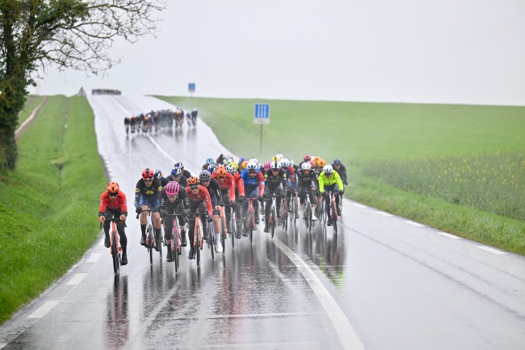 Cyclisme actu - DIRECT : Coup de bordure d&egrave;s le d&eacute;part de la 4e &eacute;tape de Paris-Nice 2026, K&eacute;vin Vauquelin pi&eacute;g&eacute; !