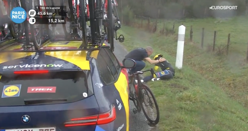 Cyclisme actu - DIRECT : Coup de tonnerre sur la 4e &eacute;tape de Paris-Nice 2026 : Juan Ayuso chute et abandonne ! (Vid&eacute;o)