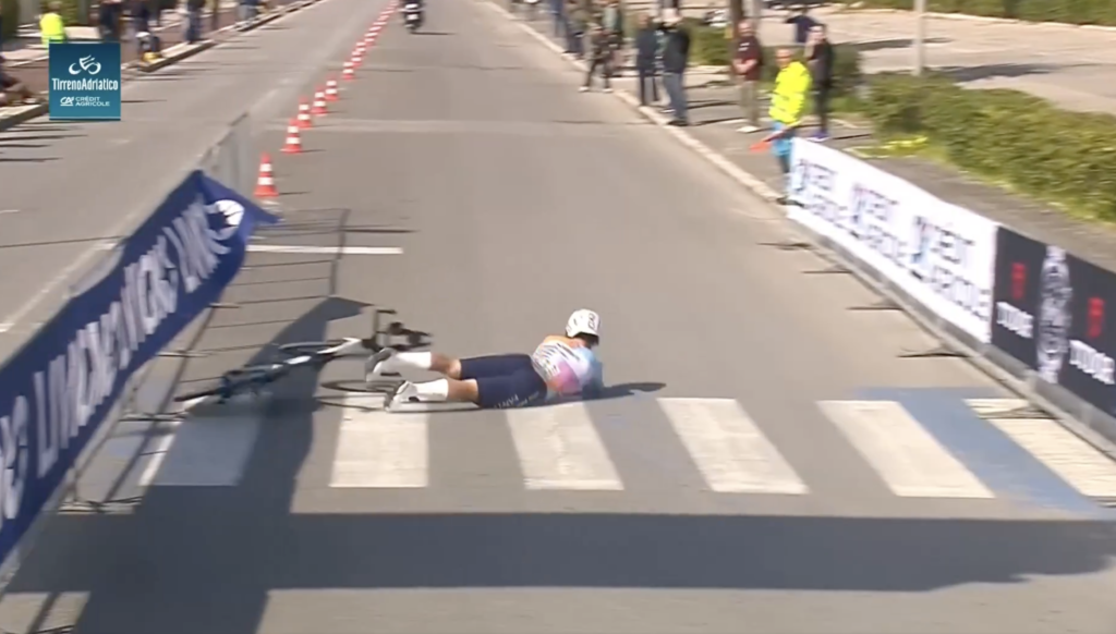 DIRECT : Oded Kogut &agrave; terre d&egrave;s le d&eacute;part du chrono de la 1e &eacute;tape de Tirreno-Adriatico 2026 ! (Vid&eacute;o)
