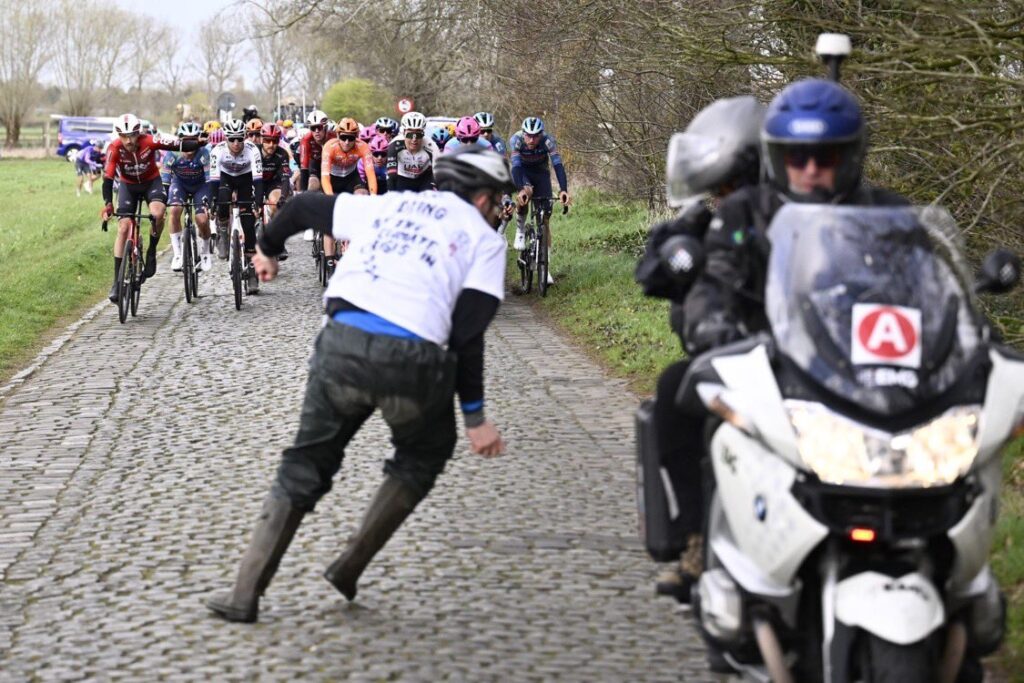 Un activiste pour le climat provoque une chute sur le Ronde van Brugge 2026