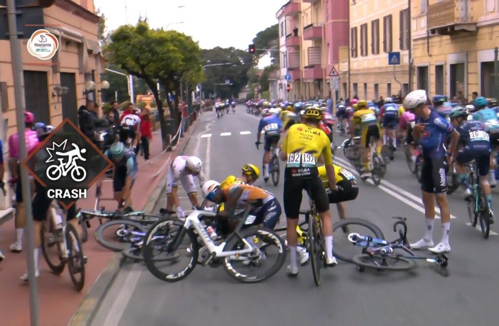 DIRECT : Enorme chute de Tadej Pogacar &agrave; l&rsquo;approche de la Cipressa sur Milan-Sanremo 2026 ! (Vid&eacute;o)