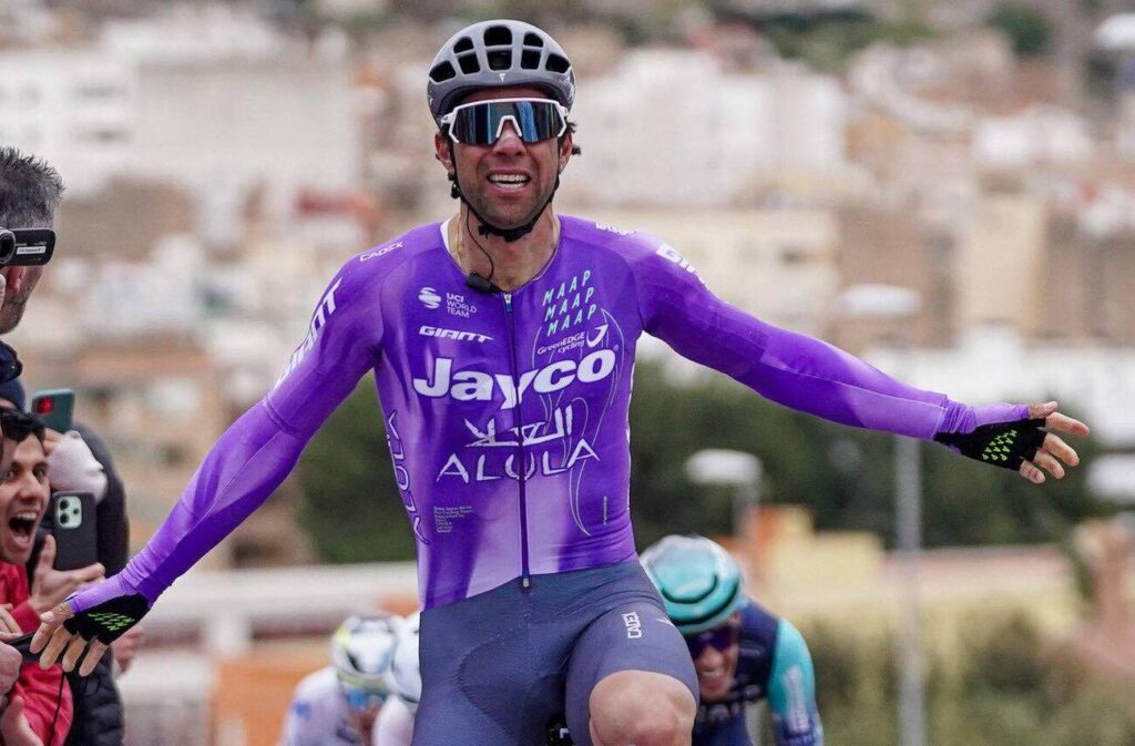 La poisse poursuit le peloton : Michael Matthews se fracture les 2 poignets au pire moment