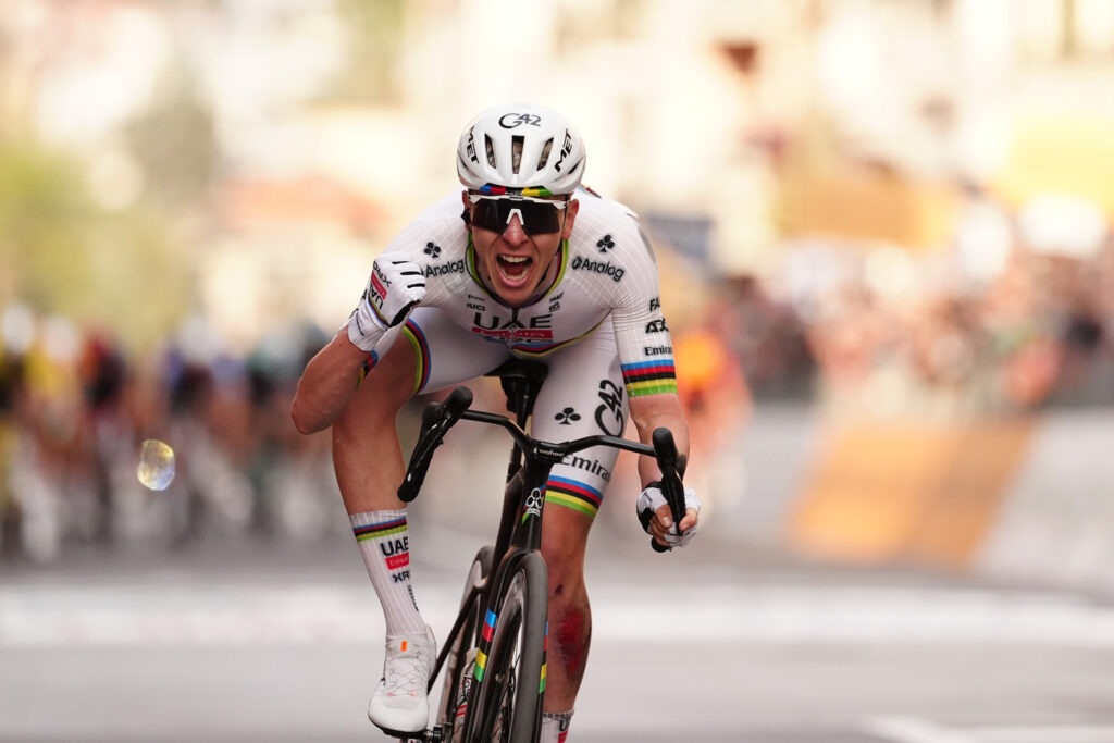 Un h&eacute;ro&iuml;que Tadej Pogačar s&rsquo;offre un Milan-Sanremo 2026 &eacute;pique !