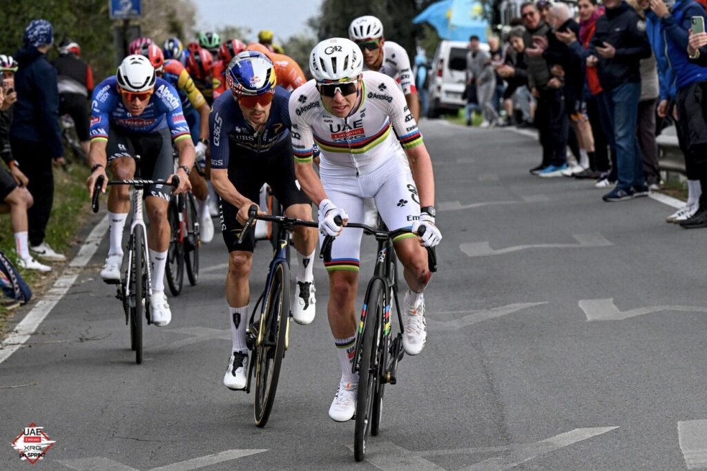 DIRECT : Touch&eacute; mais pas coul&eacute; ! Tadej Pogacar attaque dans la Cipressa, seulement suivi par Mathieu van der Poel et Tom Pidcock !
