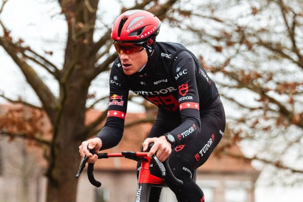 Printemps termin&eacute; pour Stefan K&uuml;ng, victime d&rsquo;une fracture du f&eacute;mur lors de l&rsquo;Omloop Het Nieuwsblad 2026