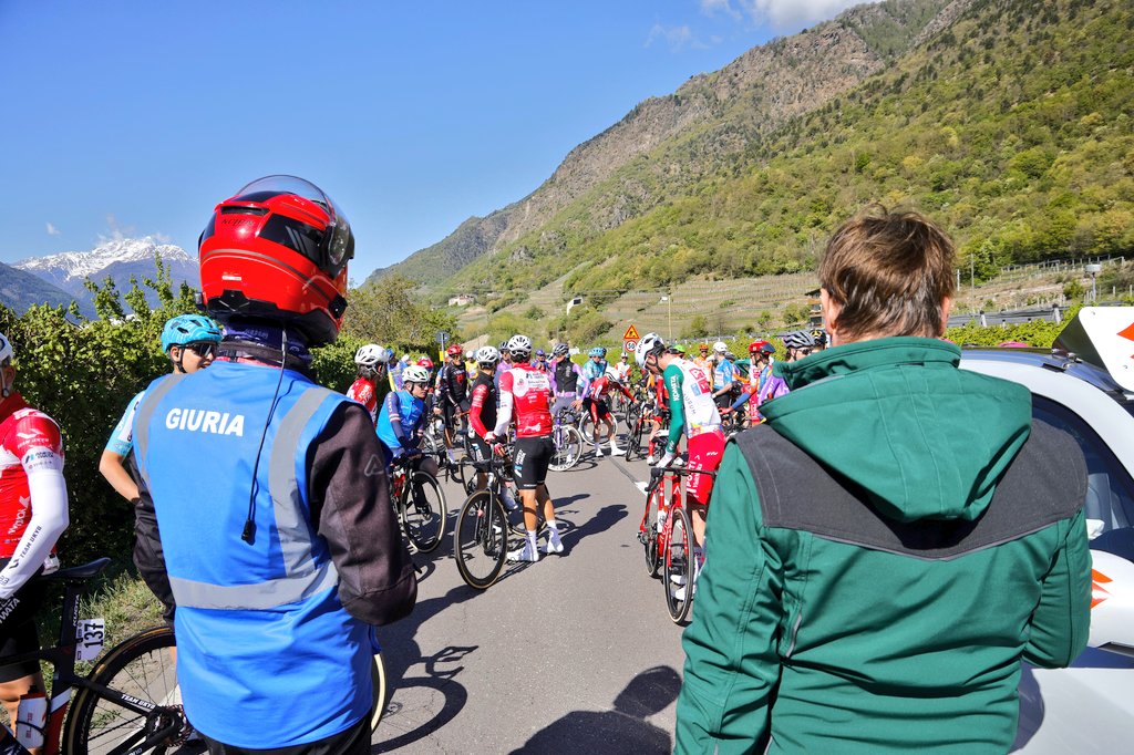 DIRECT : La 3e &eacute;tape du Tour des Alpes 2026 neutralis&eacute;e apr&egrave;s une chute massive
