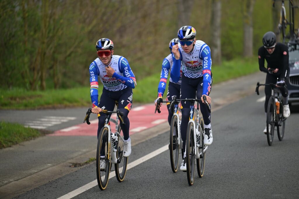 Remco Evenepoel entour&eacute; par une solide Red Bull-BORA-hansgrohe sur le Tour des Flandres 2026