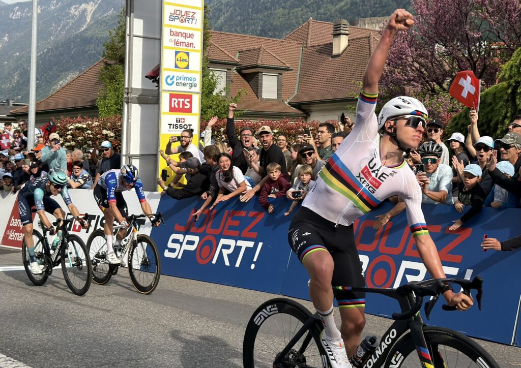 Tadej Pogacar impose sa pointe de vitesse sur la 1e &eacute;tape du Tour de Romandie 2026, Lenny Martinez 3e
