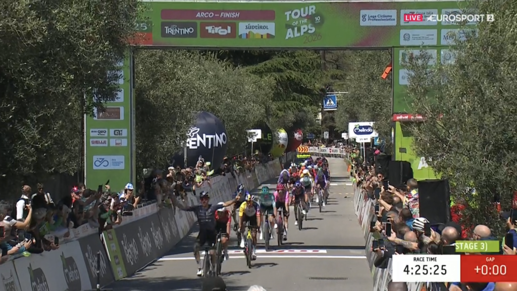 Tom Pidcock impose sa pointe de vitesse sur la 3e &eacute;tape du Tour des Alpes 2026