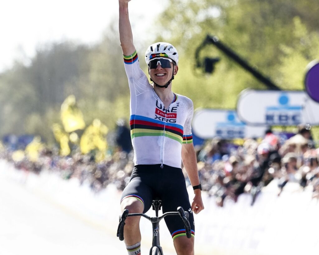 Tadej Pogacar en solitaire le Tour des Flandres 2026, rentre dans l&rsquo;Histoire