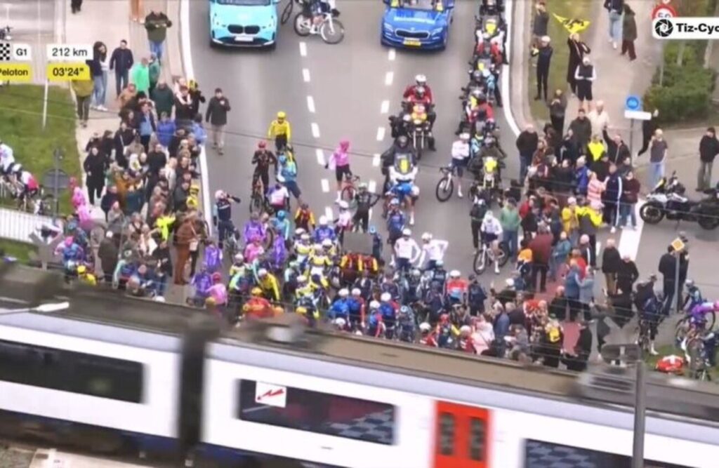 DIRECT : Le peloton scind&eacute; en 2 suite &agrave; la fermeture d&rsquo;un passage &agrave; niveau sur le Tour des Flandres 2026 (Vid&eacute;o)
