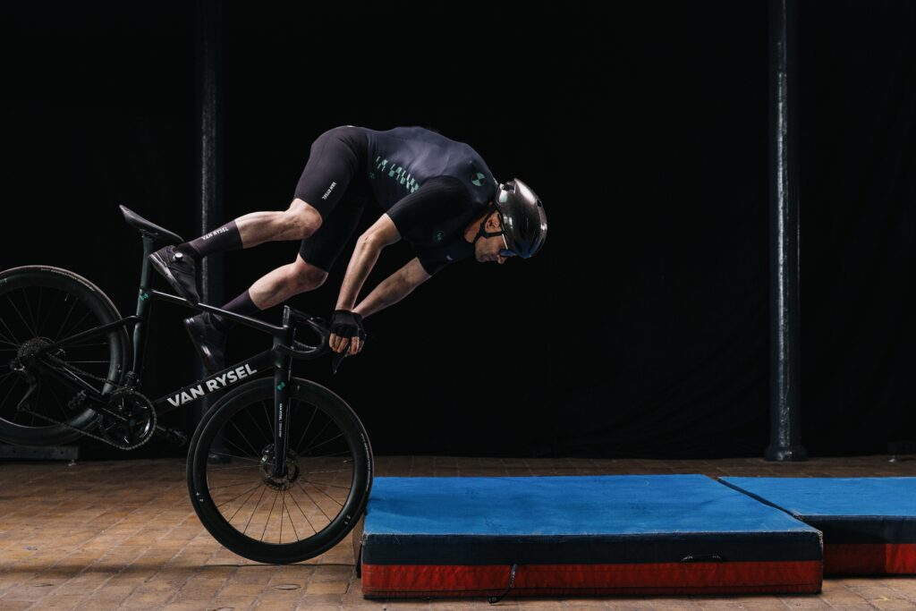 Van Rysel AIRBAG : une combinaison r&eacute;volutionnaire pour s&eacute;curiser les cyclistes