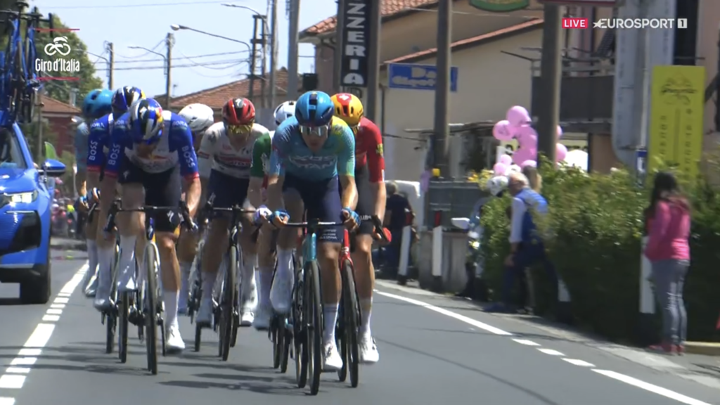 DIRECT : 12 coureurs &eacute;chapp&eacute;s sur la 11e &eacute;tape du Giro 2026