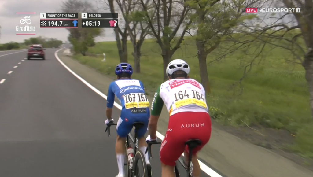 DIRECT : 2 coureurs &eacute;chapp&eacute;s sur la 2e &eacute;tape du Giro 2026
