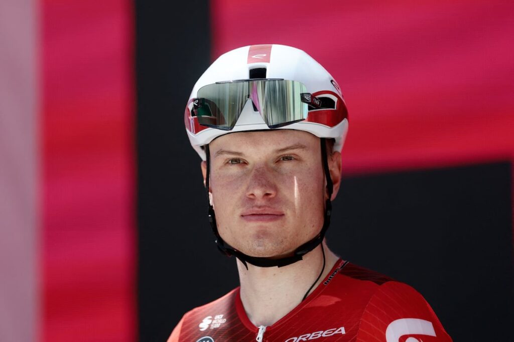Lennert Van Eetvelt se fracture un doigt et abandonne le Giro 2026