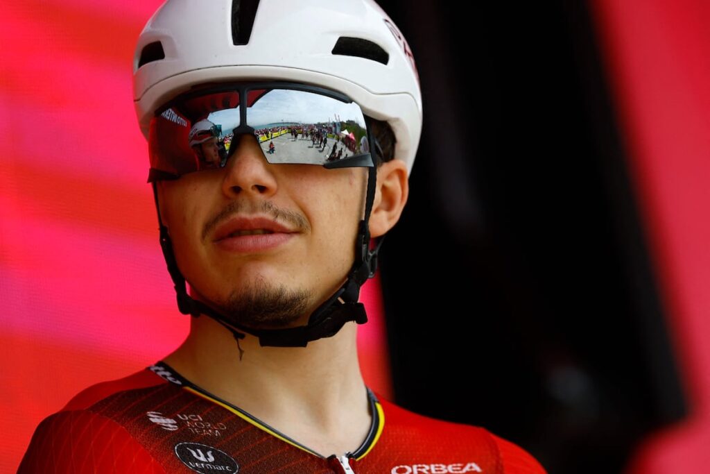 Malade depuis le d&eacute;part, Arnaud De Lie abandonne le Giro 2026