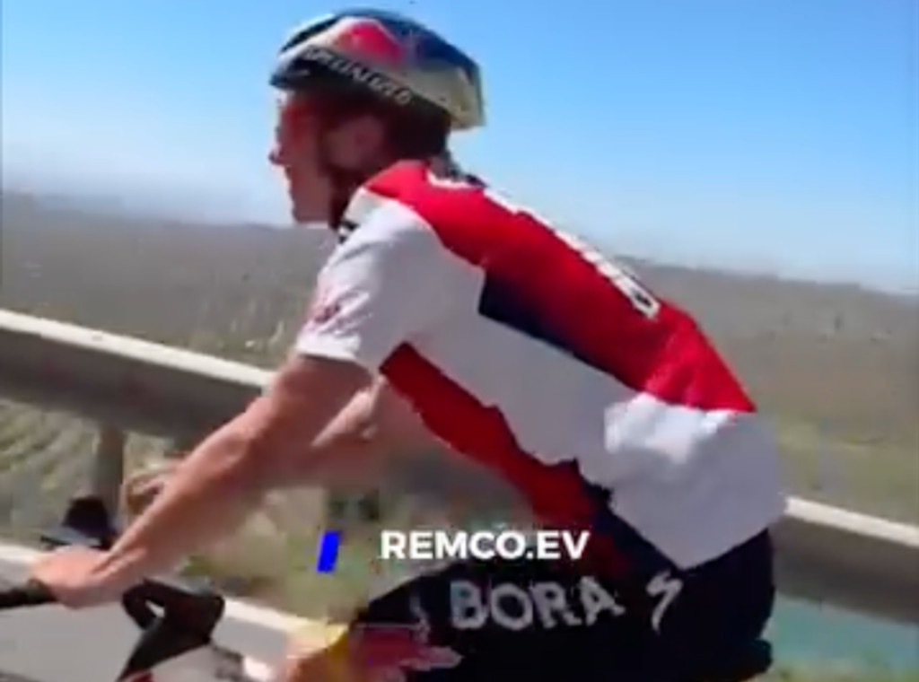 Quand Remco Evenepoel c&eacute;l&egrave;bre le titre d&rsquo;Arsenal &agrave; l&rsquo;entra&icirc;nement ! (Vid&eacute;o)