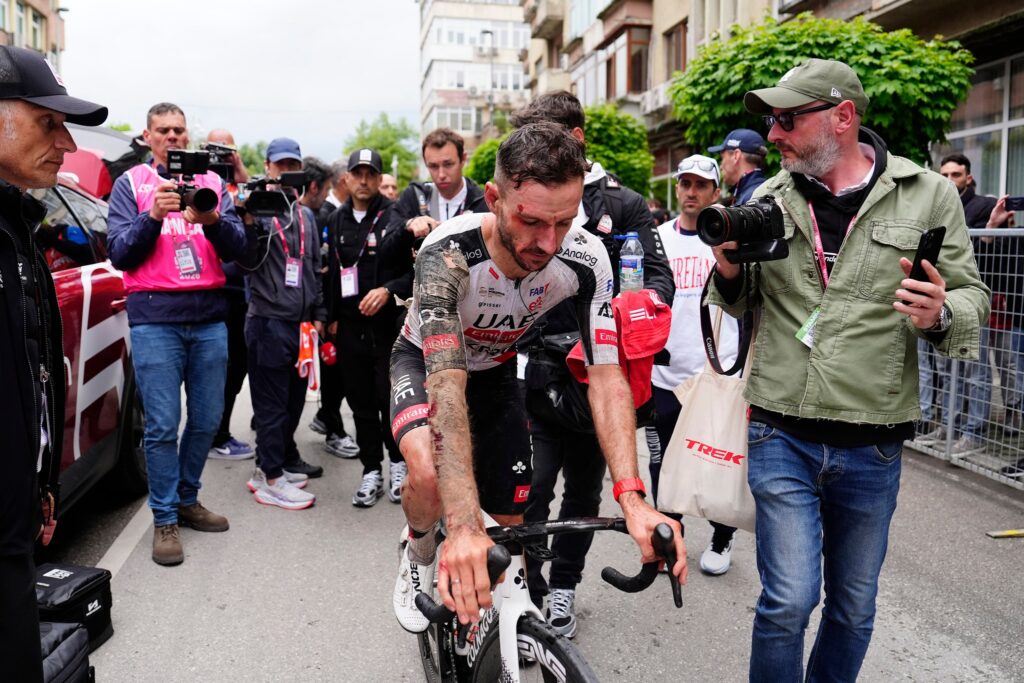Adam Yates abandonne, UAE Team Emirates XRG d&eacute;cim&eacute;e apr&egrave;s 2 &eacute;tapes sur le Giro 2026