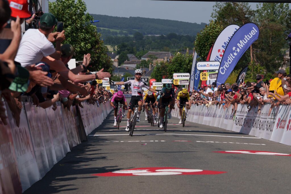 Beno&icirc;t Cosnefroy au terme d&rsquo;un final d&eacute;cousu sur la 2e &eacute;tape des Boucles de la Mayenne 2026