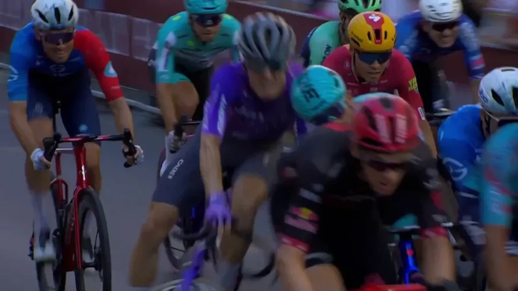 Un coureur exclu du Giro 2026 pour avoir donn&eacute; un coup de t&ecirc;te (vid&eacute;o)