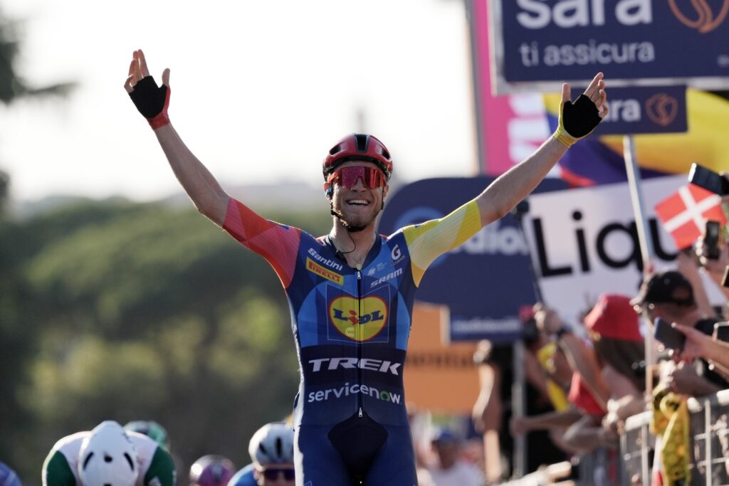 Jonathan Milan trouve enfin l&rsquo;ouverture sur la 21e &eacute;tape du Giro 2026, Paul Penho&euml;t 3e