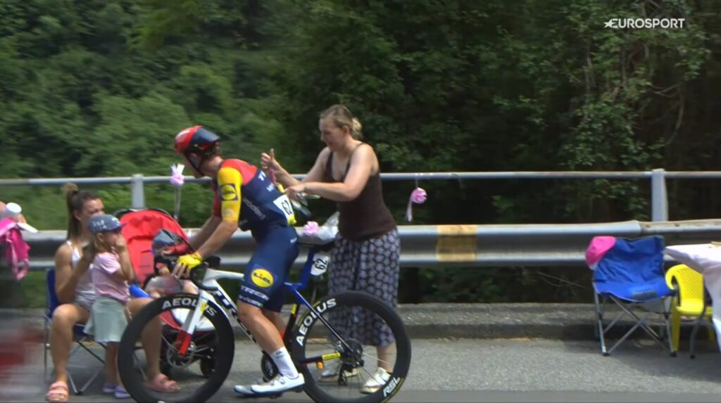 Un coureur du Giro 2026 s&rsquo;arr&ecirc;te pour prendre des glaces aupr&egrave;s de sa famille