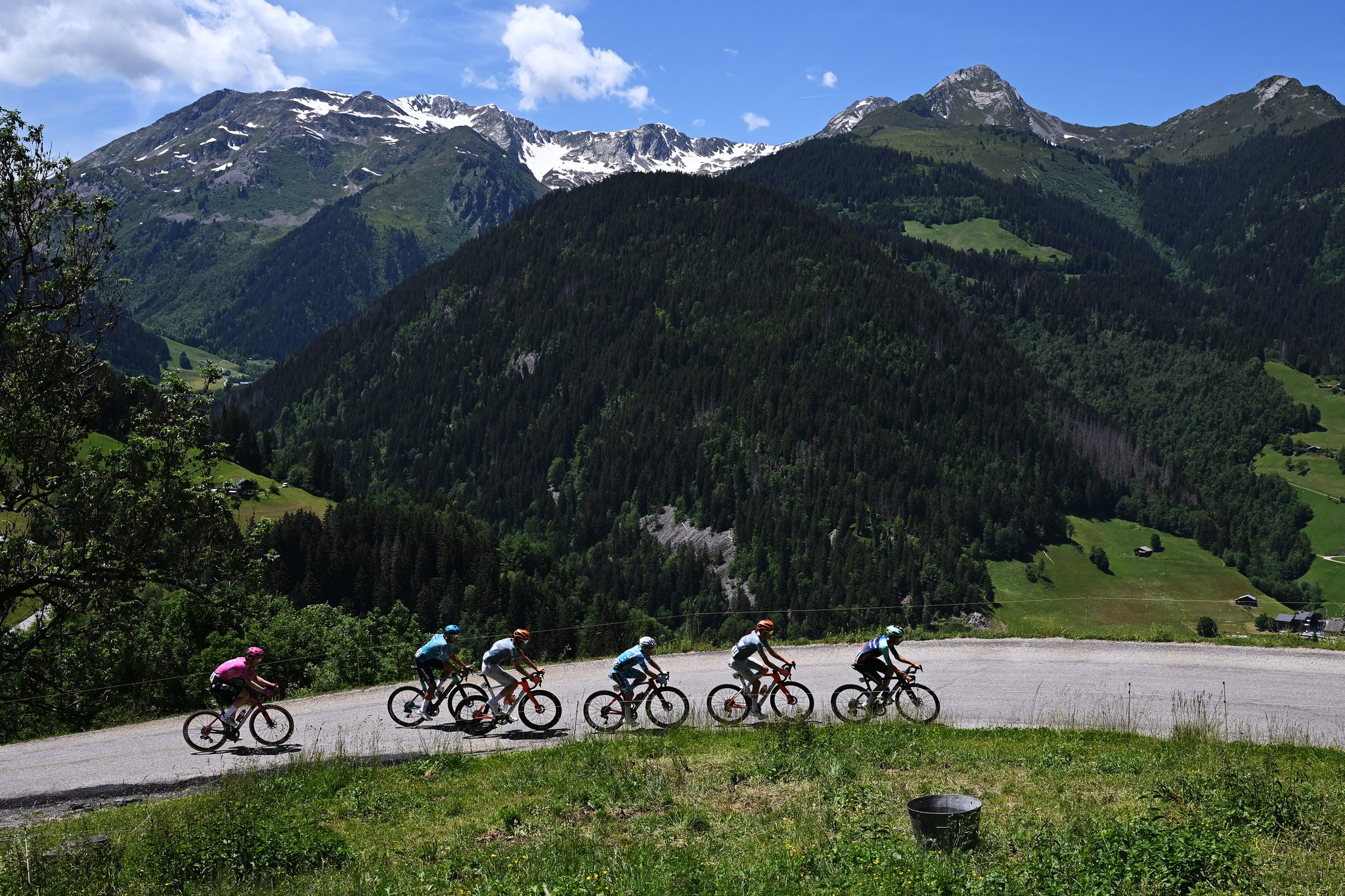 Cyclisme actu - DIRECT : Vauquelin, Bisiaux, Paret-Peintre... Du très beau monde à l'avant de la 8e étape du Tour Auvergne-Rhône-Alpes 2026