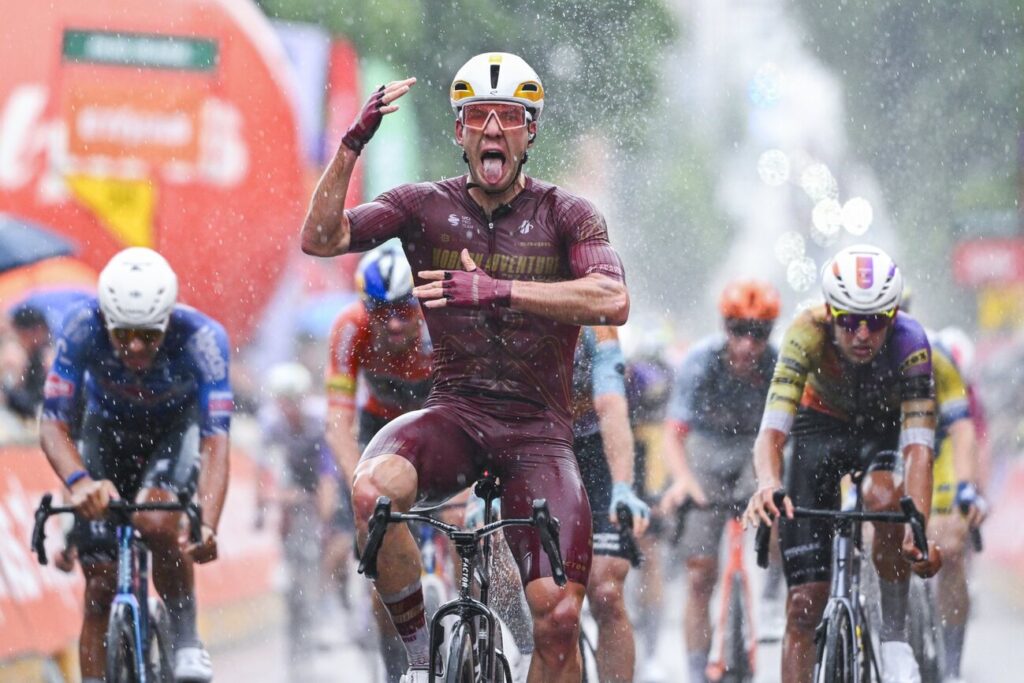 La surprise Ben Oliver s&rsquo;impose sous le d&eacute;luge lors de la 2e &eacute;tape du Tour de Wallonie 2026